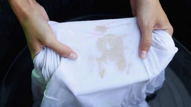 Foto - Çamaşır suyu lekesi olan kıyafetlere kesin çözüm! Harika yöntem! Bunu yaparsanız, lekeli giysileriniz temizlik bezi olmaz