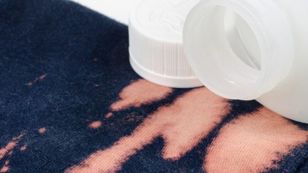 Foto - Çamaşır suyu lekesi olan kıyafetlere kesin çözüm! Harika yöntem! Bunu yaparsanız, lekeli giysileriniz temizlik bezi olmaz