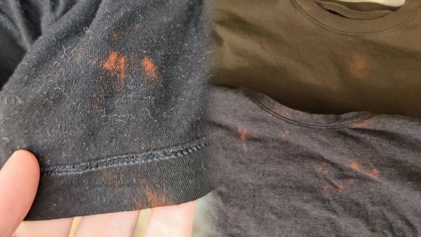 Foto - Çamaşır suyu lekesi olan kıyafetlere kesin çözüm! Harika yöntem! Bunu yaparsanız, lekeli giysileriniz temizlik bezi olmaz