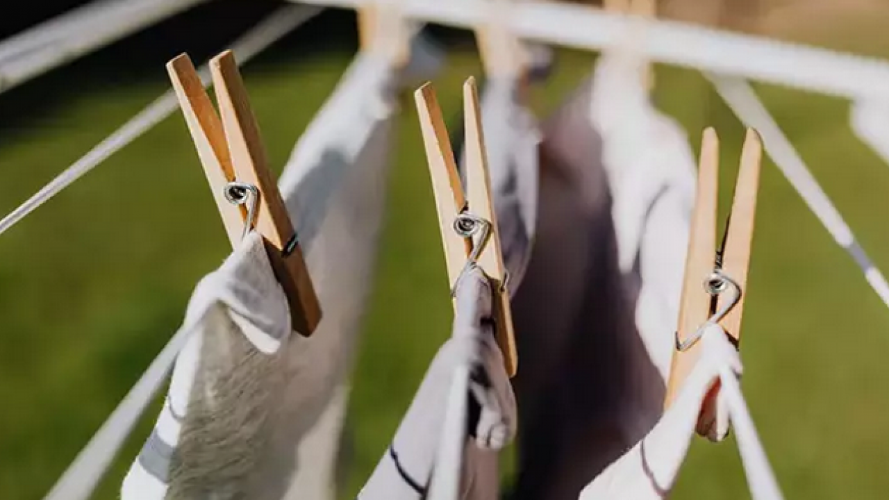 Foto - Çamaşırlarınız günlerce mis gibi kokacak! 1 damlası yeterli: Dolabın içerisinde koyuluyor, kokuyu alan hemen koklayacak