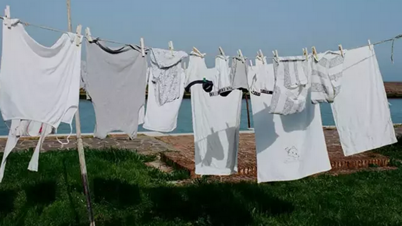 Foto - Çamaşırlarınız günlerce mis gibi kokacak! 1 damlası yeterli: Dolabın içerisinde koyuluyor, kokuyu alan hemen koklayacak