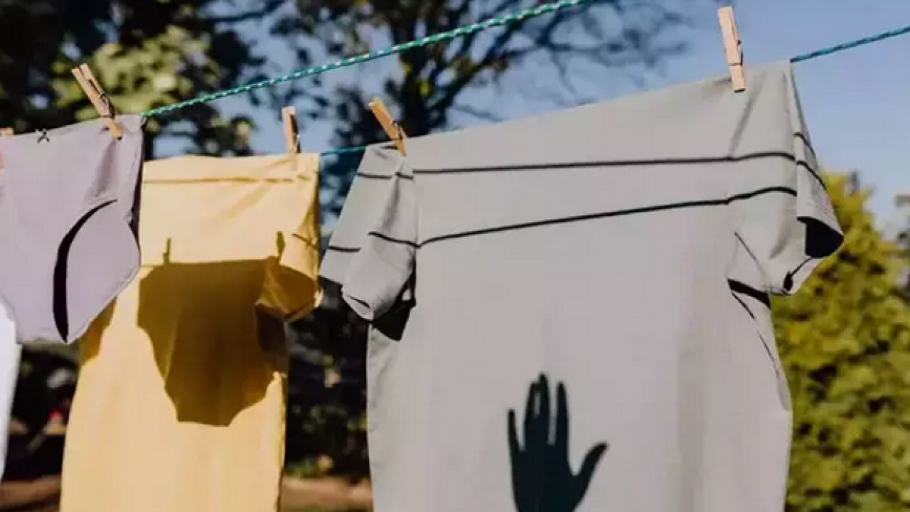 Çamaşırlarınız günlerce mis gibi kokacak! 1 damlası yeterli: Dolabın içerisinde koyuluyor, kokuyu alan hemen koklayacak