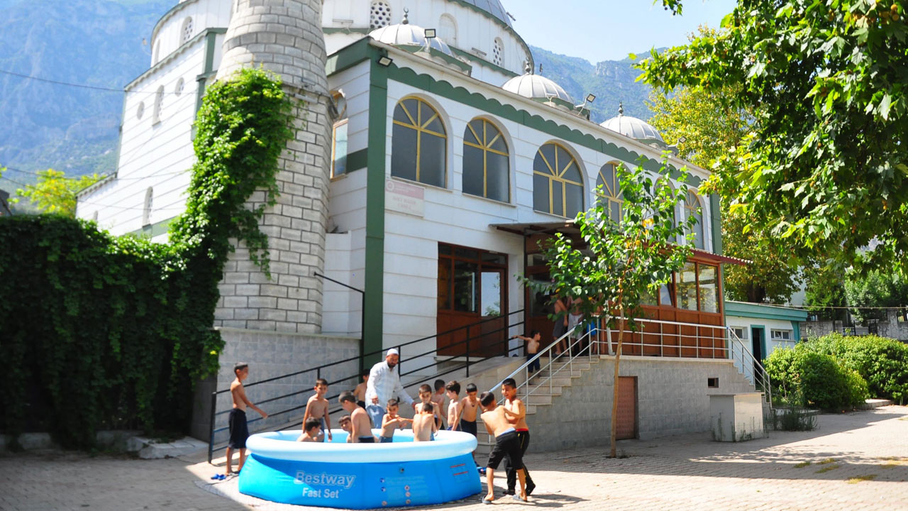 Cami bahçesinde serinlik var! İmamdan çocuklara şişme havuz sürprizi