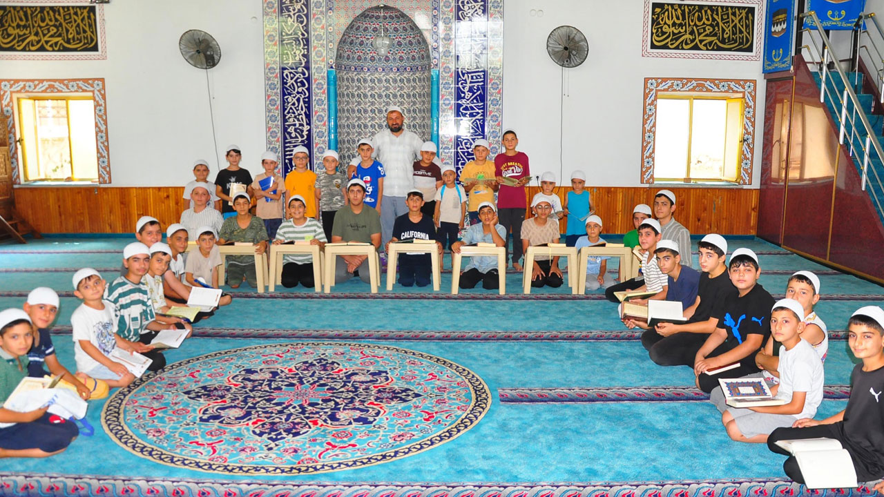 Foto - Cami bahçesinde serinlik var! İmamdan çocuklara şişme havuz sürprizi