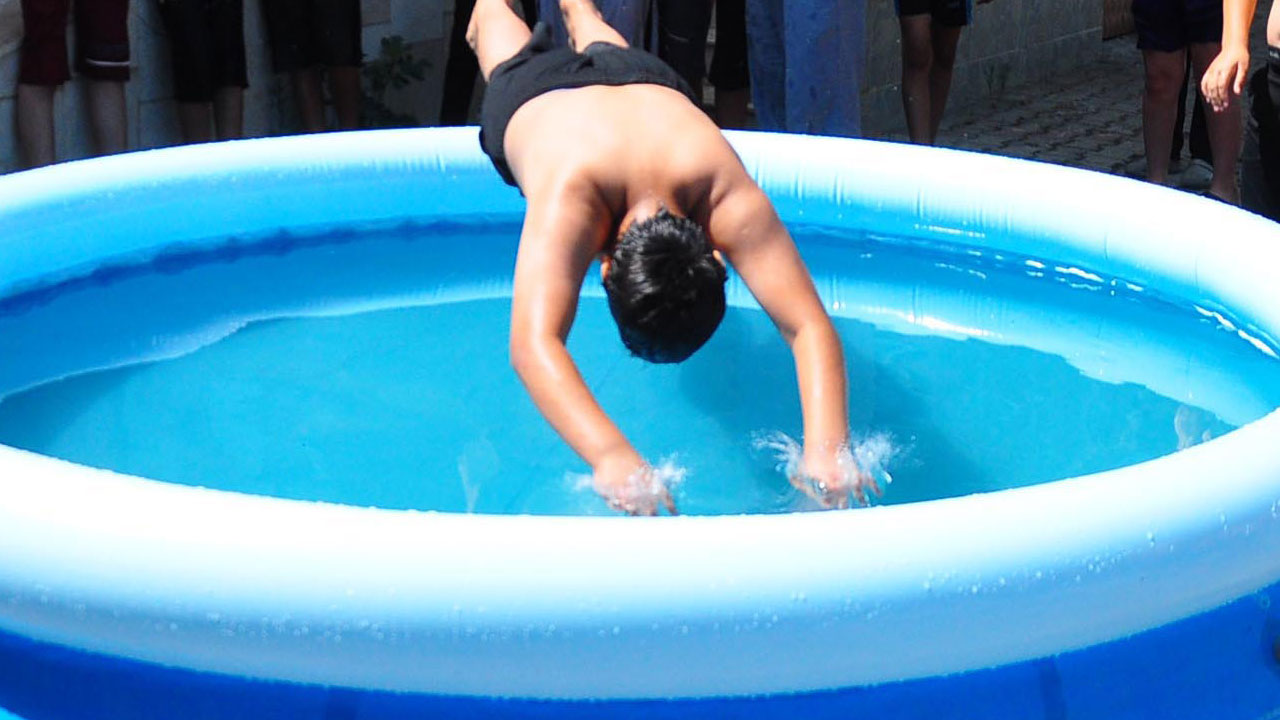 Foto - Cami bahçesinde serinlik var! İmamdan çocuklara şişme havuz sürprizi