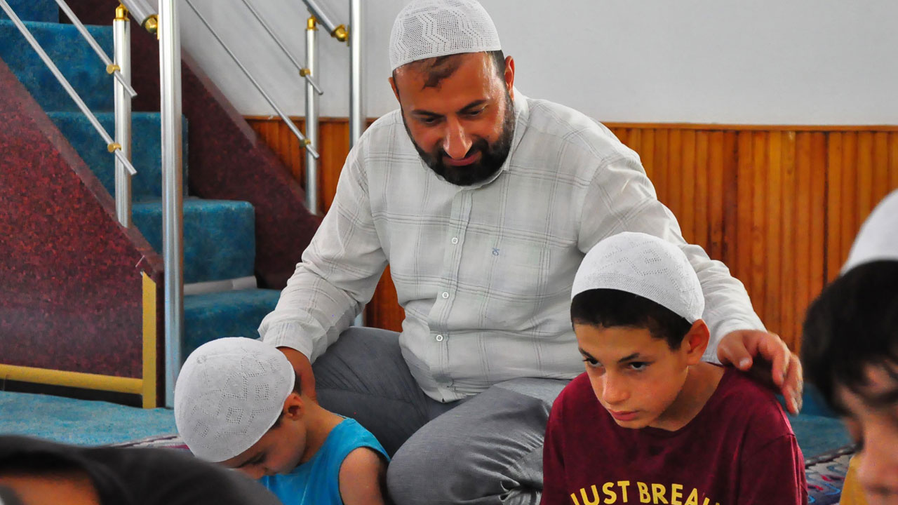 Foto - Cami bahçesinde serinlik var! İmamdan çocuklara şişme havuz sürprizi