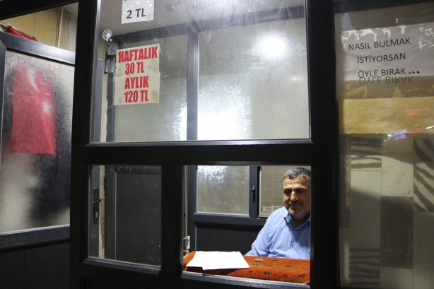 Foto - Cami tuvaletine abonelik sistemi getirdi! Tuvaletten çıkıp afişi gören şaşıp kalıyor