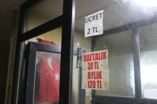 Foto - Cami tuvaletine abonelik sistemi getirdi! Tuvaletten çıkıp afişi gören şaşıp kalıyor