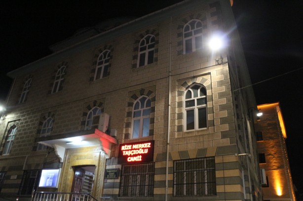 Cami tuvaletine abonelik sistemi getirdi! Tuvaletten çıkıp afişi gören şaşıp kalıyor