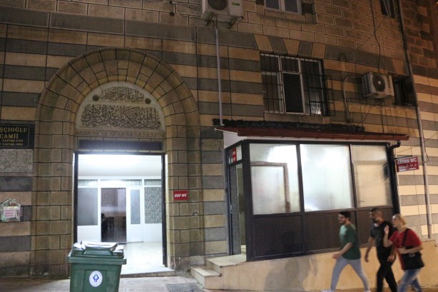 Foto - Cami tuvaletine abonelik sistemi getirdi! Tuvaletten çıkıp afişi gören şaşıp kalıyor