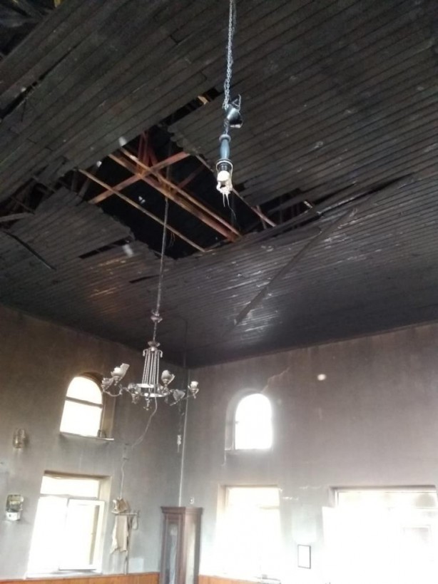 Foto - Cami yandı, Kur'an sağlam kaldı!