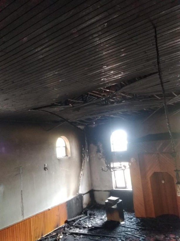 Foto - Cami yandı, Kur'an sağlam kaldı!