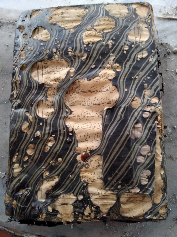 Foto - Cami yandı, Kur'an sağlam kaldı!