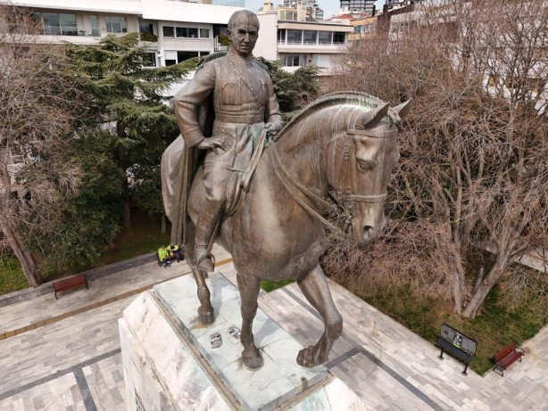 Foto - Cami yerine put dikildi! Sultan Abdülaziz’in emanetinin üzerine İnönü heykeli