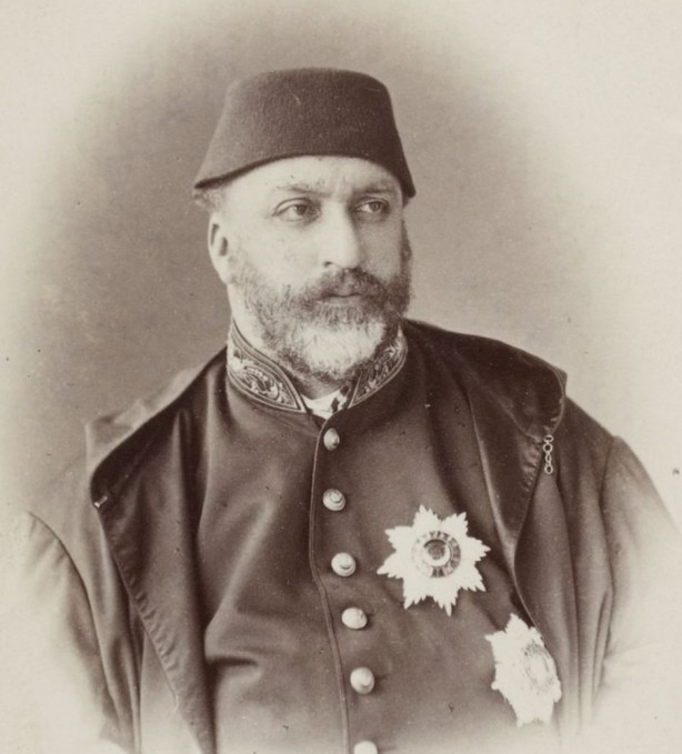Foto - Cami yerine put dikildi! Sultan Abdülaziz’in emanetinin üzerine İnönü heykeli