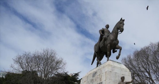 Foto - Cami yerine put dikildi! Sultan Abdülaziz’in emanetinin üzerine İnönü heykeli