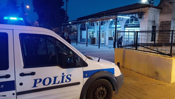 Camide alçaklık! Önce dine sövdü sonra imamı bıçakladı