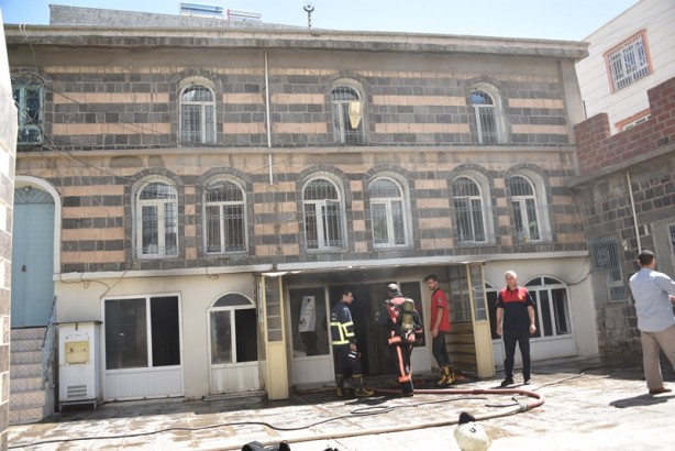 Camide çıkan yangın hasara neden oldu