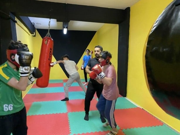 Foto - Camide imam alt katta boks antrenörü! Namazdan sonra spor yapıyorlar