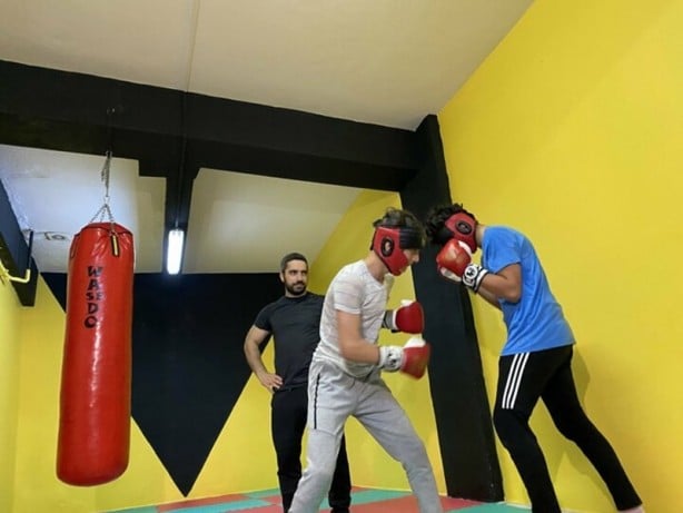 Foto - Camide imam alt katta boks antrenörü! Namazdan sonra spor yapıyorlar