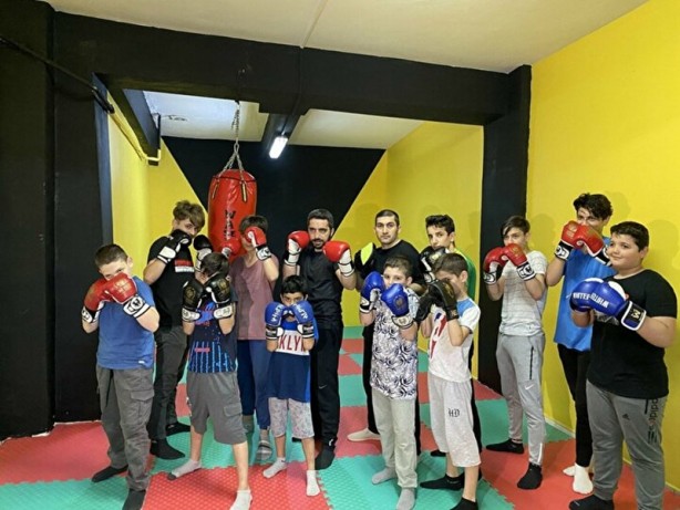 Foto - Camide imam alt katta boks antrenörü! Namazdan sonra spor yapıyorlar