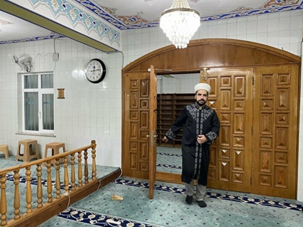 Foto - Camide imam alt katta boks antrenörü! Namazdan sonra spor yapıyorlar