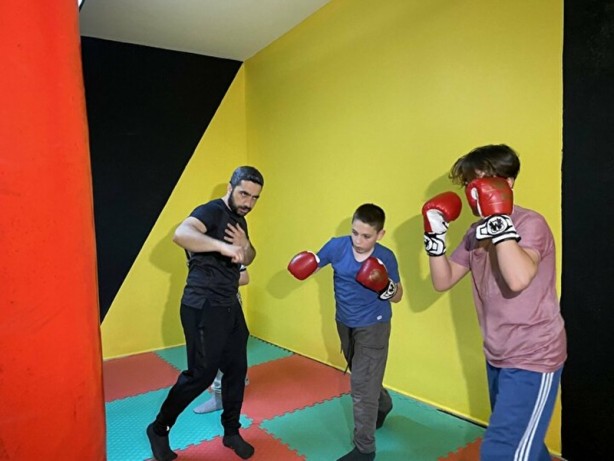 Foto - Camide imam alt katta boks antrenörü! Namazdan sonra spor yapıyorlar