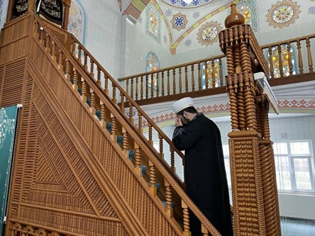 Foto - Camide imam alt katta boks antrenörü! Namazdan sonra spor yapıyorlar