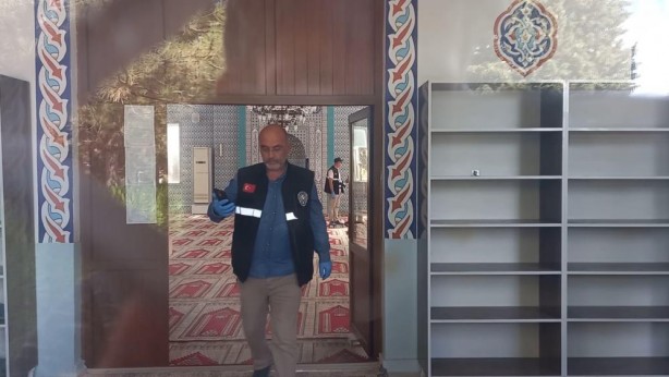 Camide imama silahlı saldırı