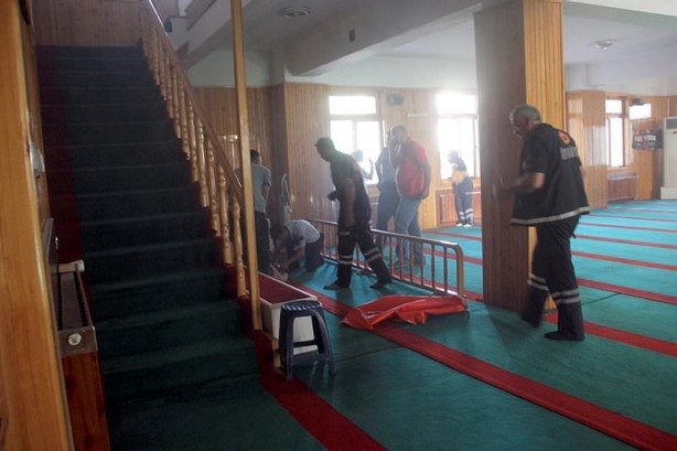 Camide soyunup kendini yaktı!