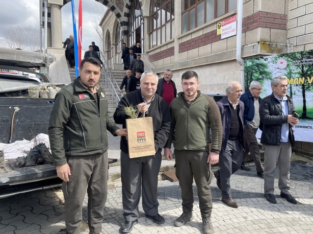 Foto - Camide vatandaşlara 3 bin fidan