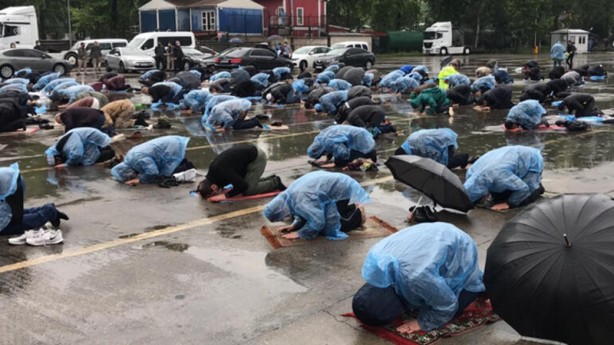 Foto - Camiler cemaatine kavuştu, haftalar sonra ilk cuma namazları kılındı