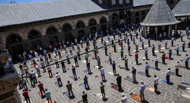 Foto - Camiler cemaatine kavuştu, haftalar sonra ilk cuma namazları kılındı