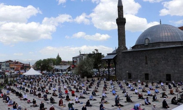 Foto - Camiler cemaatine kavuştu, haftalar sonra ilk cuma namazları kılındı