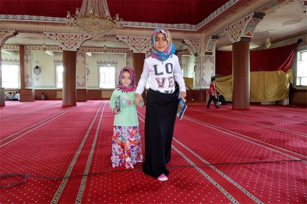 Camiler çocuk cıvıltılarıyla doldu taştı