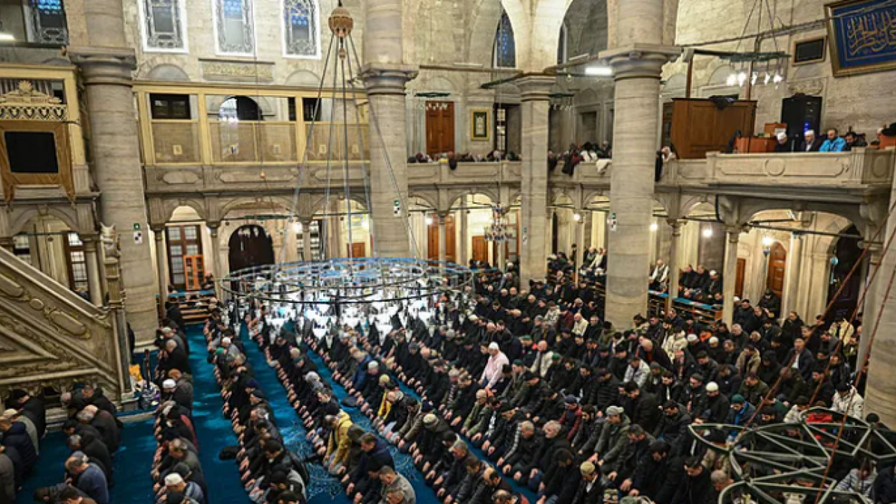 Camiler doldu taştı! Dün geceyi dualarla geçirdik