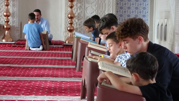 Camiler onlarla daha da güzel! Önce Kur'an sonra oyun