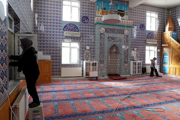 Foto - Camilerde Ramazan temizliği