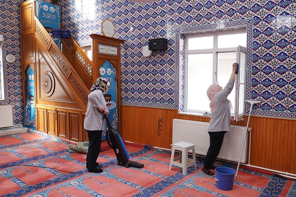 Foto - Camilerde Ramazan temizliği