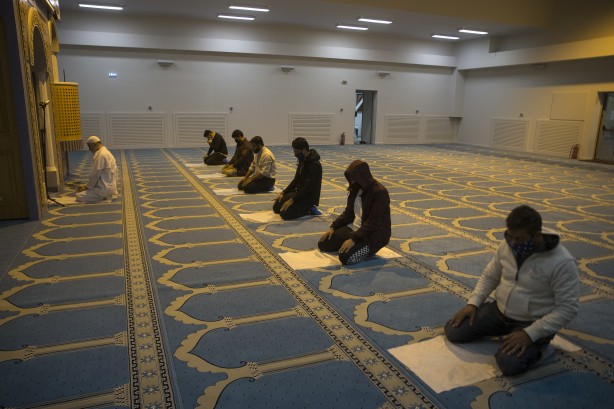 Foto - Camileri ahıra çeviren Yunanistan'da Atina'nın ilk camisi ibadete açıldı