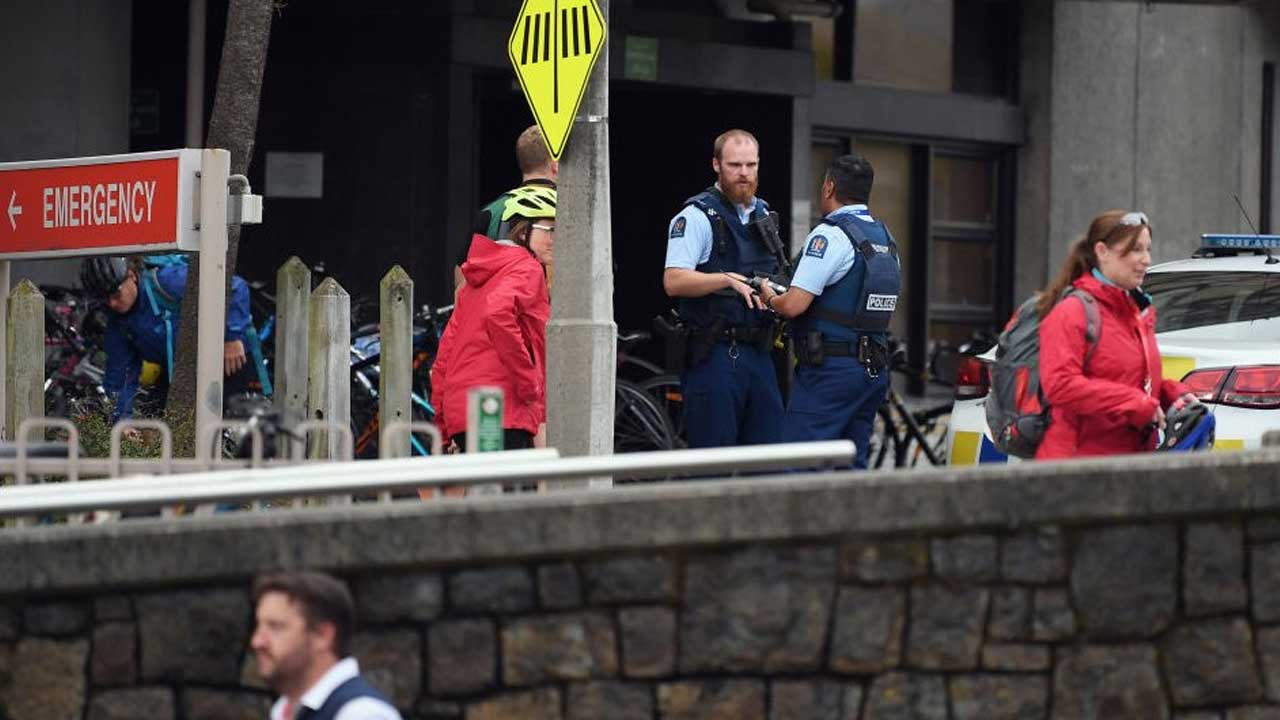 Camileri kundakladılar! Duvarlara yazı yazıp domuz kafası bıraktılar
