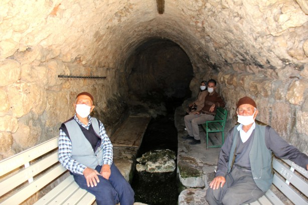 Foto - Caminin altından geçiyor! Görenler şaşkına dönüyor