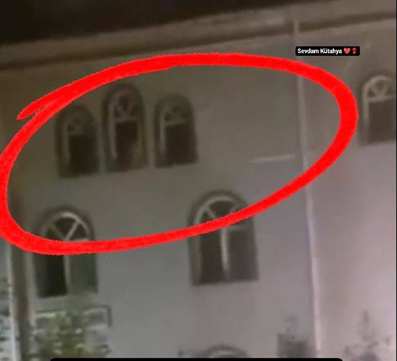 Foto - Caminin üst katında birden görüldü, cemaat koşa koşa evlerine kaçtı! Kayseri'de esrarengiz olay! Bir kişi o anları çekti, yer yerinden oynadı