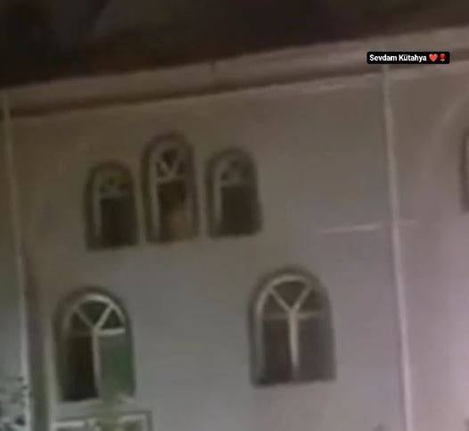 Foto - Caminin üst katında birden görüldü, cemaat koşa koşa evlerine kaçtı! Kayseri'de esrarengiz olay! Bir kişi o anları çekti, yer yerinden oynadı