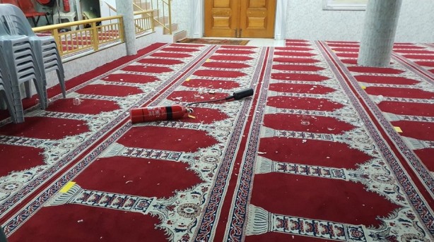 Foto - Camiye alçak saldırı! Cemaat etkisiz hale getirdi