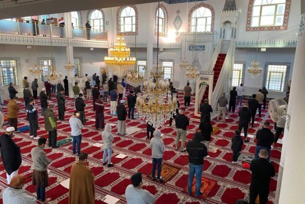 Camiye alçak saldırı! Cemaat etkisiz hale getirdi