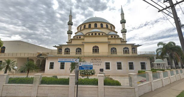 Foto - Camiye alçak saldırı! Cemaat etkisiz hale getirdi