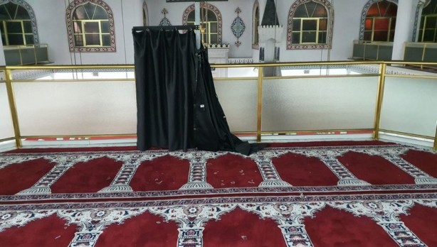 Foto - Camiye alçak saldırı! Cemaat etkisiz hale getirdi