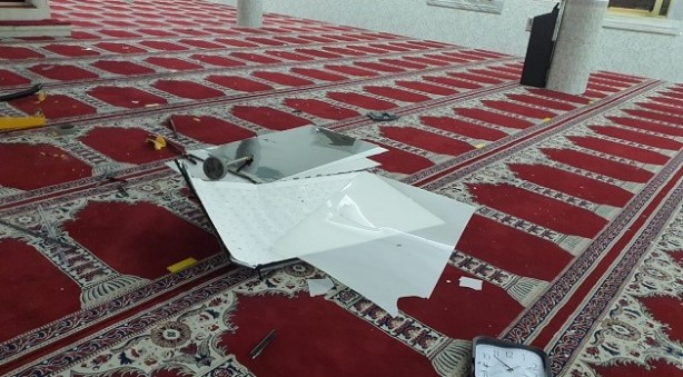 Foto - Camiye alçak saldırı! Cemaat etkisiz hale getirdi