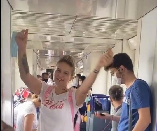 Foto - Camiye ayakkabıyla girmişti! O kızdan bir skandal daha